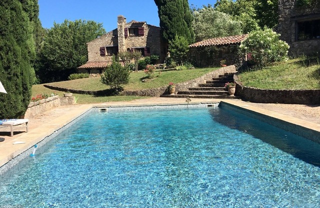 Provencal farmhouse with large swimming pool in the heart of nature