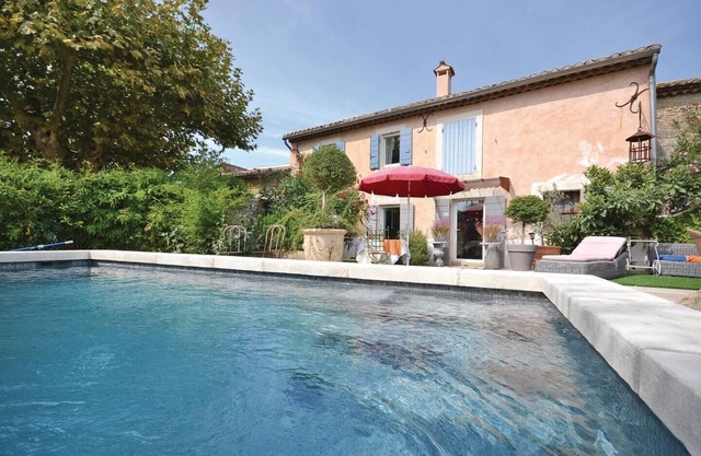 Provençal farmhouse at the foot of the Luberon.