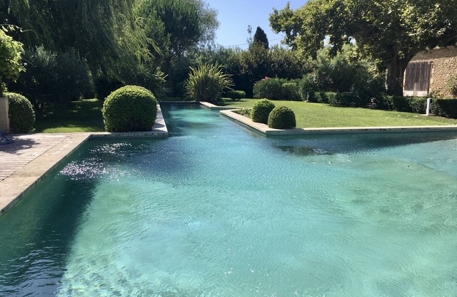 Casa de campo provenzal del siglo XVIII situada en el corazón de los Alpilles.