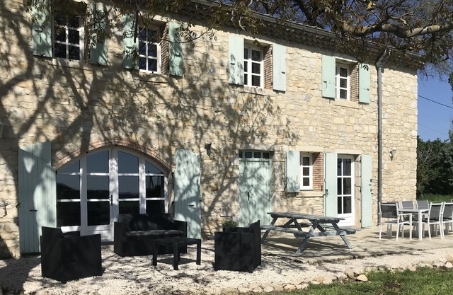 Casa de campo provenzal en el campo, con piscina segura.