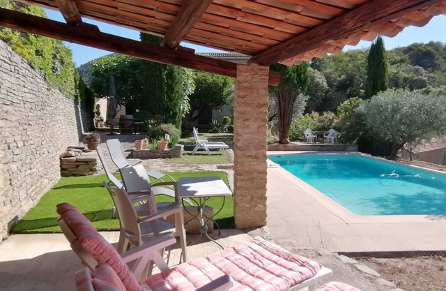 PROVENCALE HOUSE with swimming pool facing MONT VENTOUX