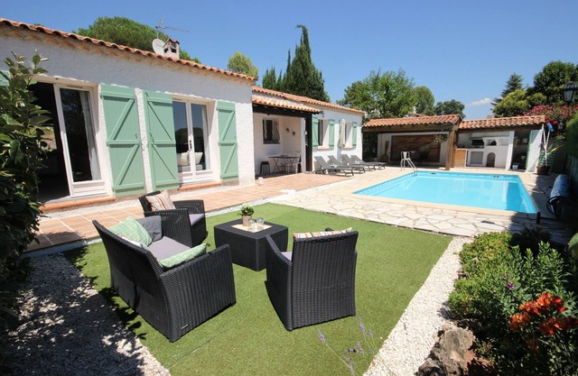 Villa provenzal con piscina climatizada en un bello entorno, cerca de las playas.