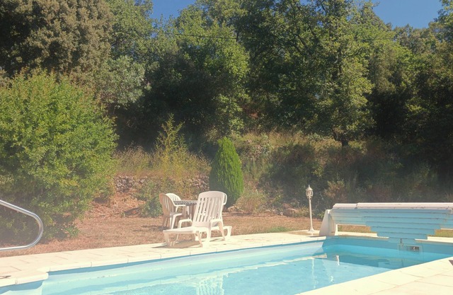 Provencal getaway: Swimming pools and vineyards