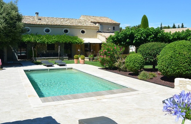 casa provenzal 300 metros del centro con piscina en Eygalieres