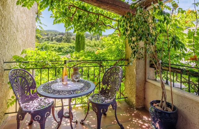 Provencal house in the heart of the Luberon natural park. Close to Avignon