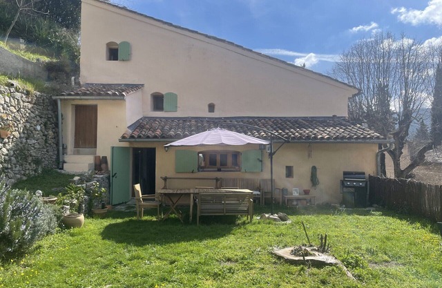 Provencal house in the heart of the village