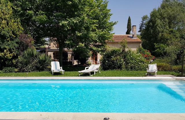 Casa de campo provenzal con piscina y terrenos arbolados