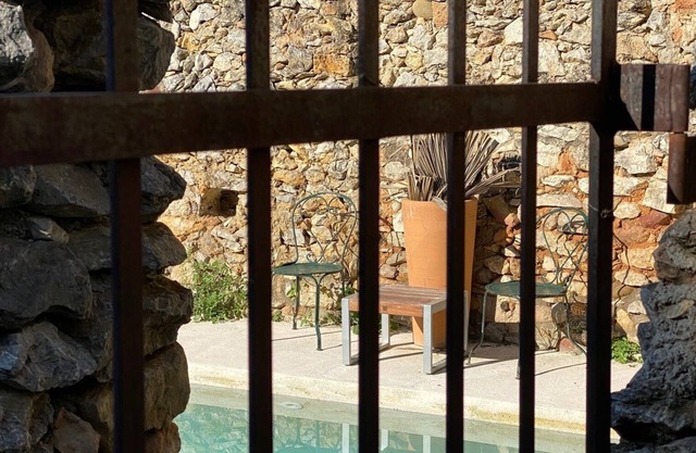 MAS PROVENZAL CON PISCINA EN UN PUEBLO EN LA ARRIERE PAGA VAROIS
