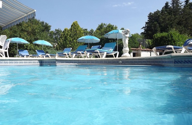 Villa provenzal con piscina protegida privada y pista