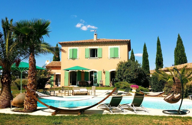 Villa provenzal en el corazón de los viñedos con piscina climatizada.