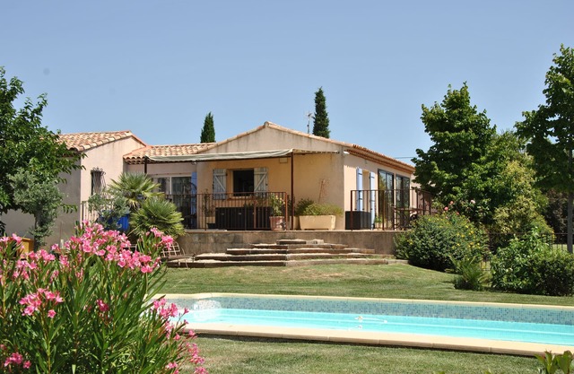 villa provenzal con piscina a los pies de la santa victoria