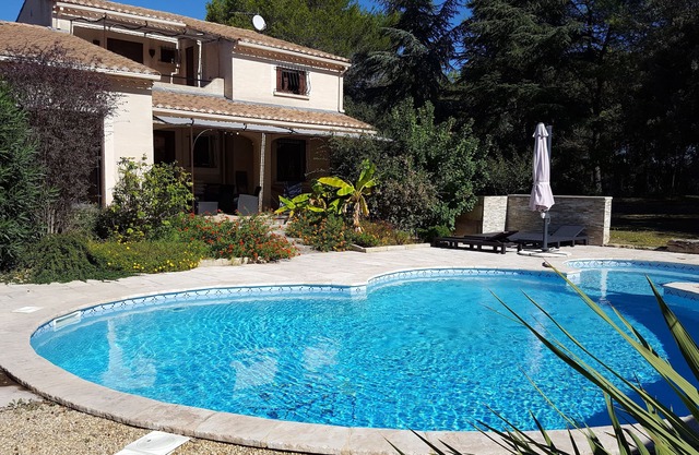 Villa provenzal con piscina, cerca del mar, entre Camargue y Cévennes.