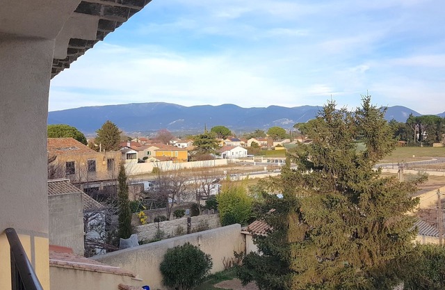 Provence: Crossing city apartment, quiet, very bright, terrace. 2 stars.
