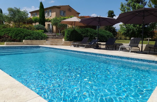 Hermosa casa con piscina cerca de un pueblo catalogado en el Luberon