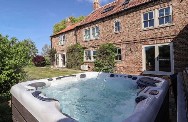 PROVIDENCE FARMHOUSE, family friendly, with hot tub in Easingwold