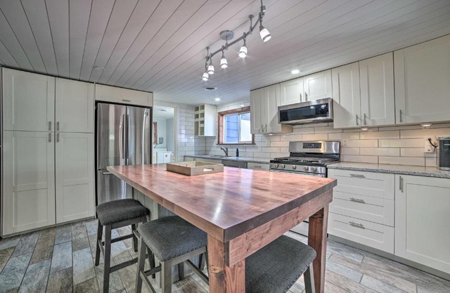 Prudenville Retreat with Yard about 1 Mi to Lake!