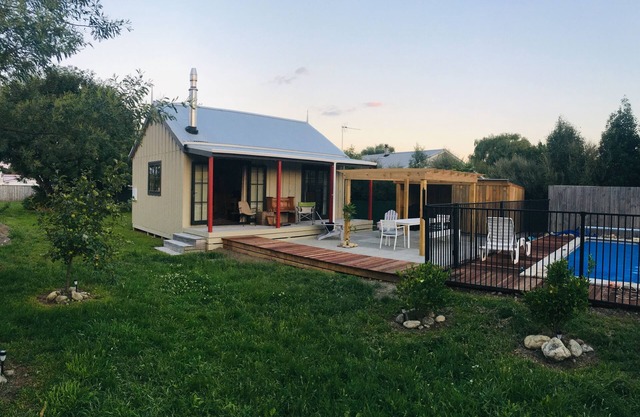 Prvt cottage + cabin + pool on quarter acre section (wood burner, pet friendly)
