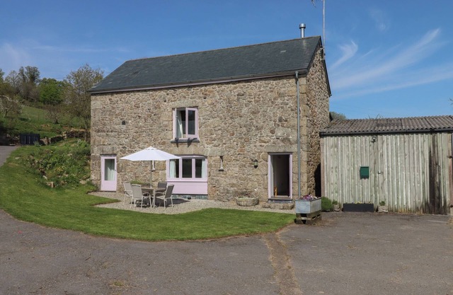 PUDDAVEN BARN, pet friendly, with open fire in Chagford