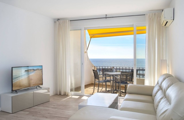 "Apartamento Puerto Cabopino" con vistas al mar y a la montaña, piscina compartida, A/C y Wi-Fi