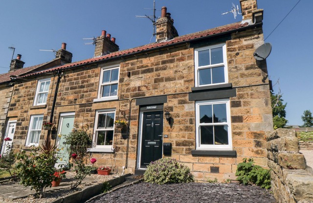 PUFFIN COTTAGE, pet friendly, character holiday cottage in Scalby