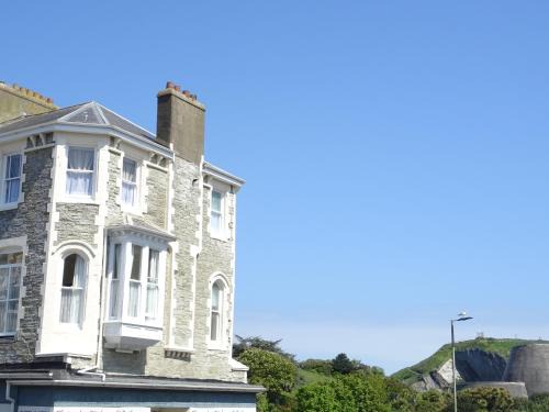 Puffins Nest, close to Tunnels Beach & Harbour with Parking