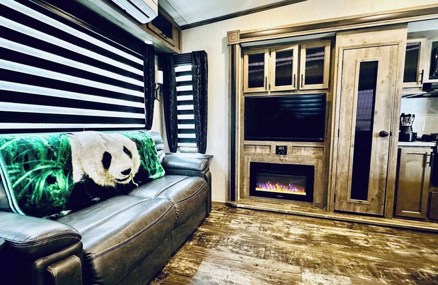 Puffy Panda RV-Hot Tub-Sleeps 2