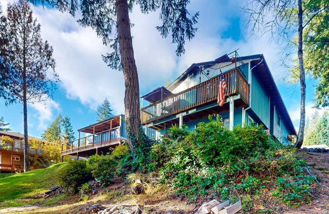 Waterfront escape with beach access, deck, streaming, & W/D - dog-friendly