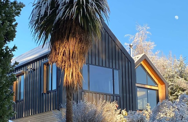 Pukeiti - Designer Mountain Chalet with spa & mountain views