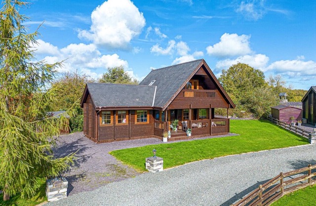 Pumpkin Lodge · Scandi Cabin in Heart of Anglesey with Parking
