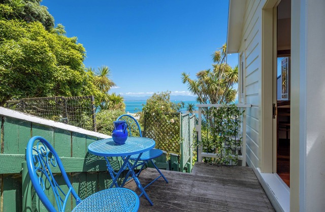 'Puna Perch - Te Whare Rangi' - Private Room in Nelson Waterfront