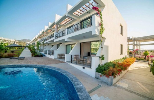 Pure relaxation: Apartment with pool & sea view