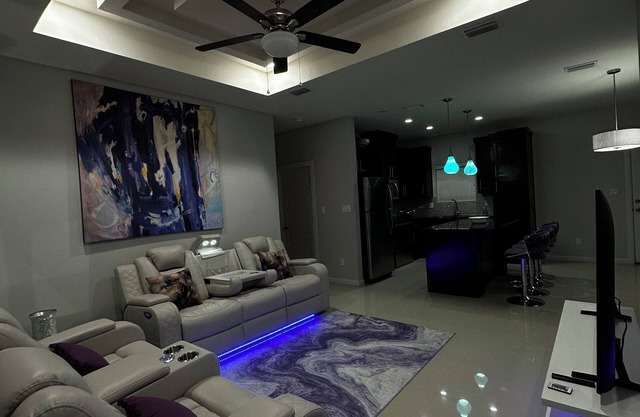 Purple King Size 3-bedroom apartment in wonderful McAllen with WiFi, AC