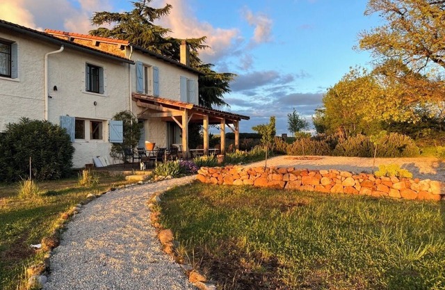 Puycelsi - Peaceful rural farmhouse, large garden, orchard and pool. Sleeps 8