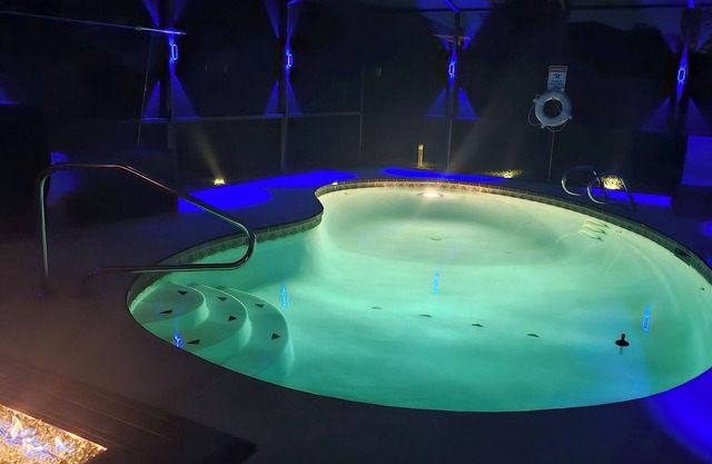 Pvt.Attached Suite Heated Pool w/ fee King Bed and 5 miles to Weeki Wachee.
