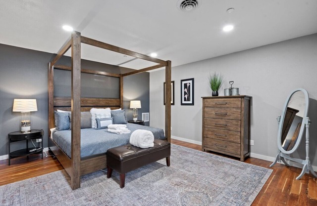 Castle Hideaway - New! Gorgeous Downtown Space, 1 Bdrm, Local Golfing 50% Off!
