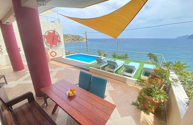Pyxida - Amplio apartamento de dos dormitorios frente al mar con piscina privada.