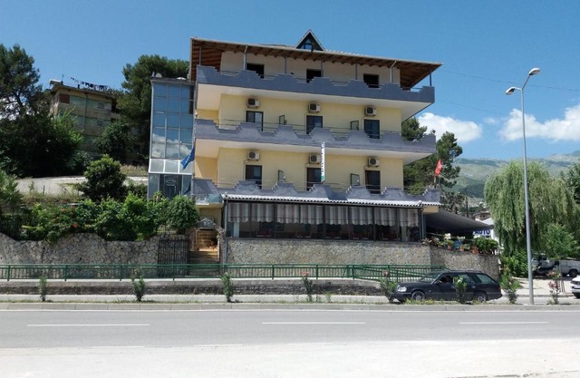 Qiqi Hotel