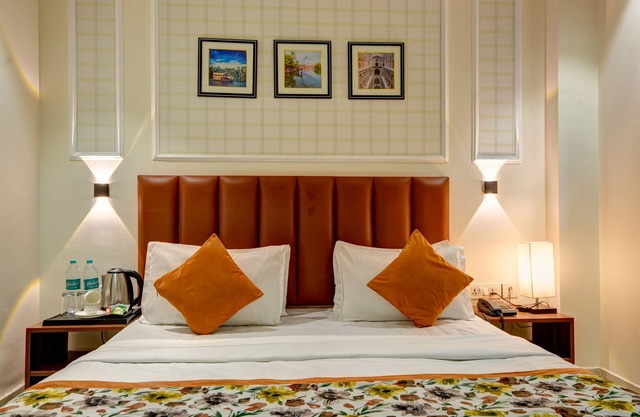 Qotel Hotel AT Residency Kaushambi