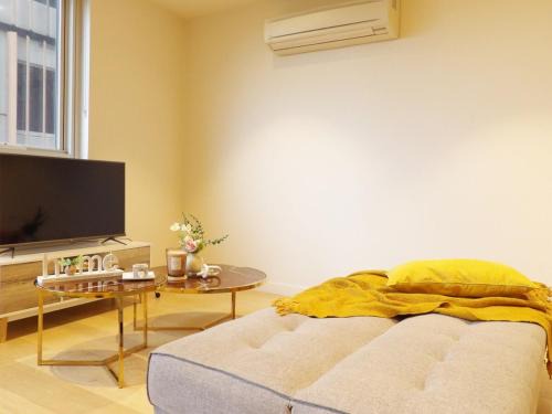 QPF409 - Cozy, Spacious Retreat in Prime Central Location