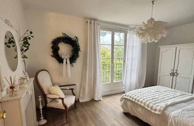 Quiet, renovated house. Pets welcome.