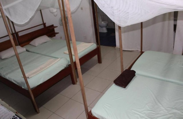 Quadruple Room with Private External Bathroom 4 twin beds