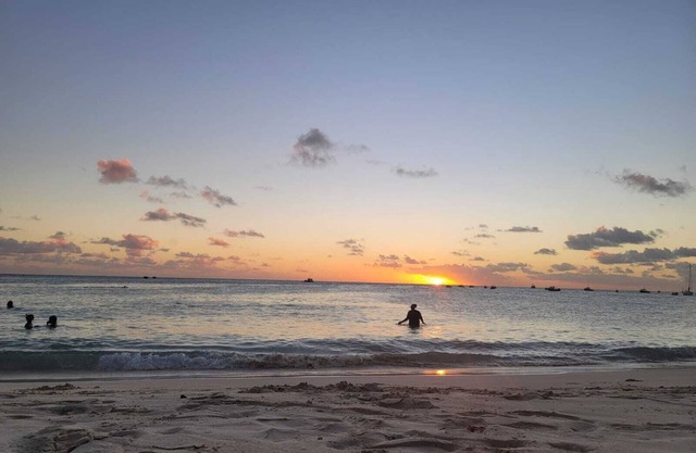 Quaint 1 bedroom- 2 mins from the beach