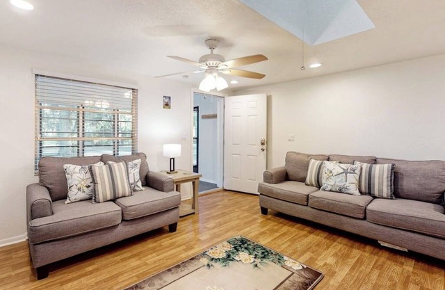 Quaint 2/2 Pool Home minutes away from Siesta Key Beach!
