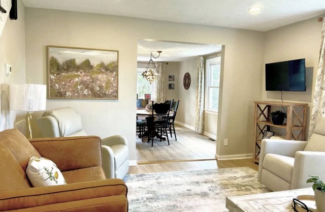 *Quaint 3BD Home \ 2 King Beds \ 3TVs \ Free Wifi*