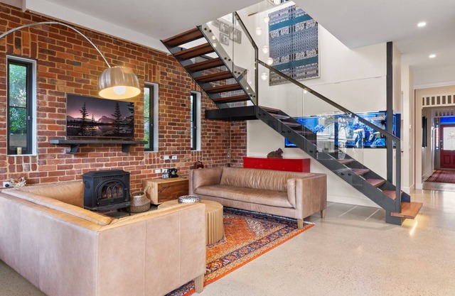 Quaint 4-Bed with Backyard, 5-Min to the Beach
