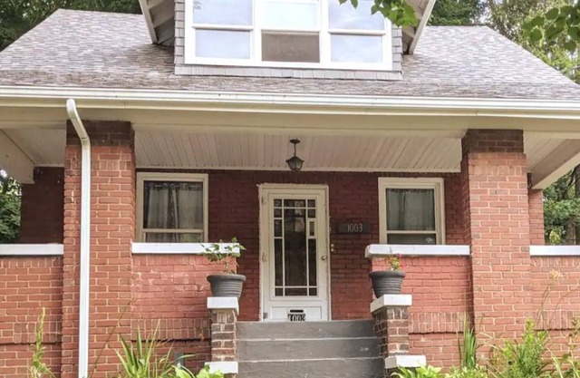 Quaint Colonial near hospitals. Parking on site.