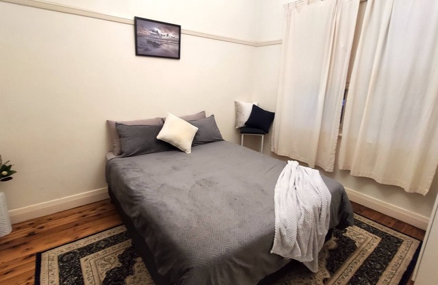Quaint, cosy 2 bedroom house just a short 3 minute walk to Wagga's main street..