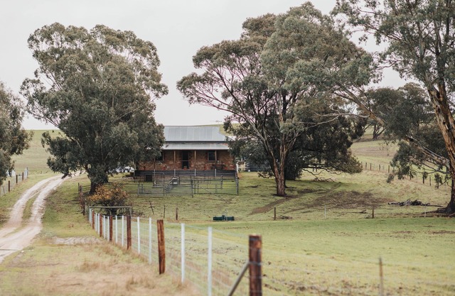 Quaint & cosy country getaway - Cedar Cottage