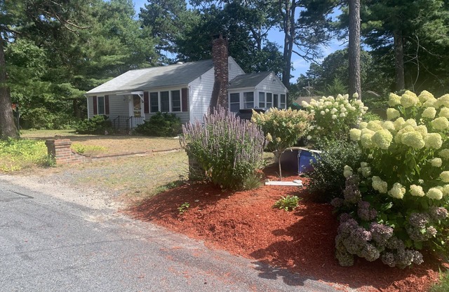 Quaint Cottage Close to beaches and Restaurants
