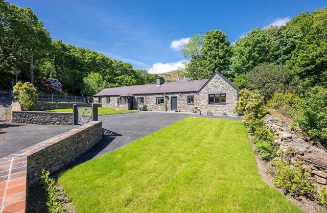 Quaint Cottage in the Heart of Eryri (Snowdonia) | 2-Merddyn-Coch